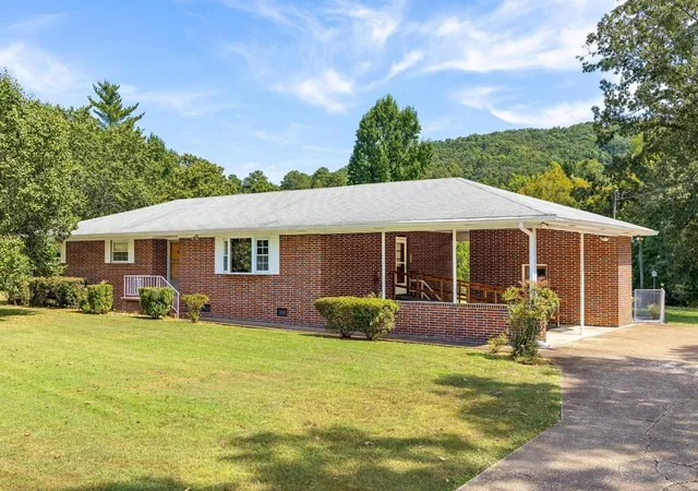 Single family home for sale at 506 Graysville Rd, Ringgold, GA 30736 | MLS# 3596180