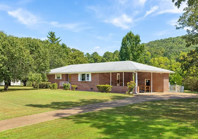 Photo 3 of Single family home for sale at 506 Graysville Rd, Ringgold, GA 30736 | MLS# 3596180 | Listing updated on 2026-09-19