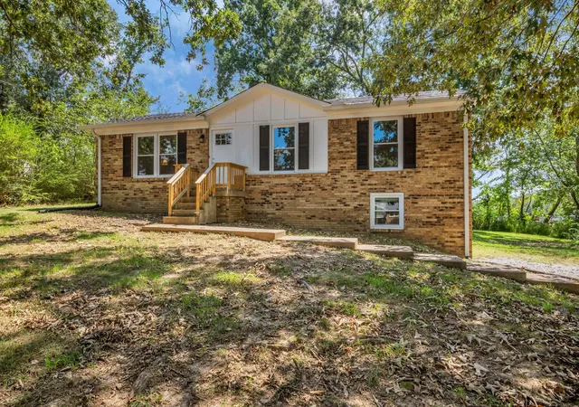 Photo 1 of Single family home for sale at 105 Ravenwood Cir, Dickson, TN 37055 | MLS# 3597676 | Listing updated on 2026-09-23