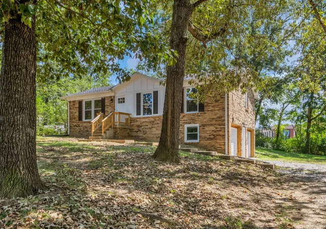Photo 2 of Single family home for sale at 105 Ravenwood Cir, Dickson, TN 37055 | MLS# 3597676 | Listing updated on 2026-09-23