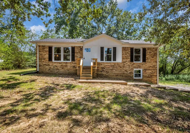 Photo 3 of Single family home for sale at 105 Ravenwood Cir, Dickson, TN 37055 | MLS# 3597676 | Listing updated on 2026-09-23