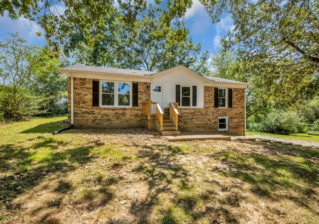 Photo 3 of Single family home for sale at 105 Ravenwood Cir, Dickson, TN 37055 | MLS# 3597676 | Listing updated on 2026-09-23