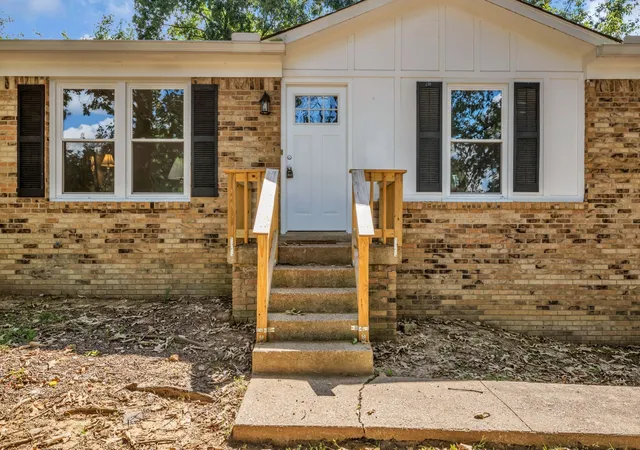 Photo 4 of Single family home for sale at 105 Ravenwood Cir, Dickson, TN 37055 | MLS# 3597676 | Listing updated on 2026-09-23