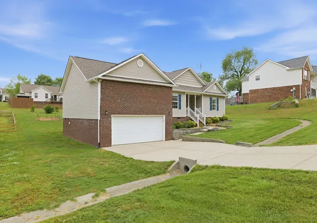 Photo 3 of Single family home for sale at 218 Shady Dr, Columbia, TN 38401 | MLS# 3596196 | Listing updated on 2026-09-29