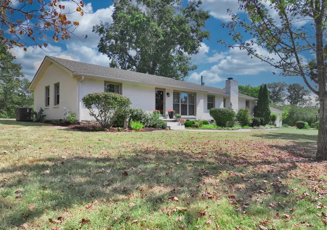 Photo 1 of Single family home for sale at 218 Harbor Dr, Hendersonville, TN 37075 | MLS# 3596221 | Listing updated on 2026-10-02