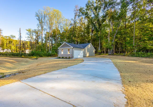 Photo 4 of Single family home for sale at 203 Crepe Myrtle Dr, Dickson, TN 37055 | MLS# 3622619 | Listing updated on 2026-10-21