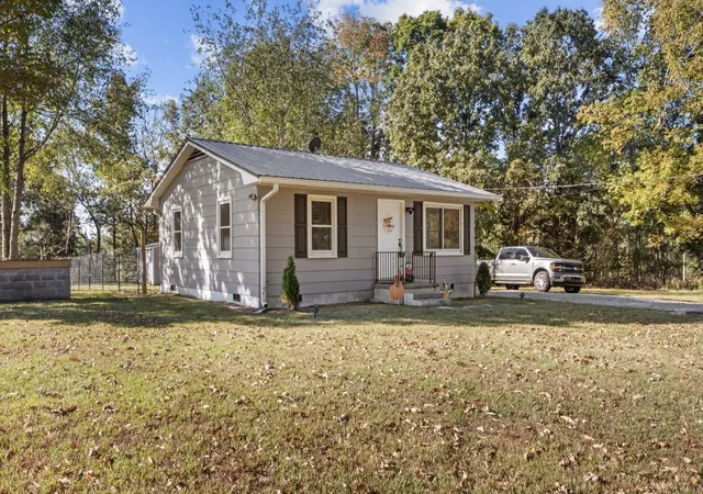 Single family home for sale at 3735 Old Nashville Hwy, Mc Ewen, TN 37101 | MLS# 3620582