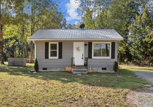 Photo 3 of Single family home for sale at 3735 Old Nashville Hwy, Mc Ewen, TN 37101 | MLS# 3620582 | Listing updated on 2026-10-28