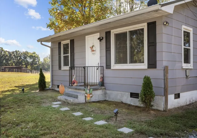 Photo 4 of Single family home for sale at 3735 Old Nashville Hwy, Mc Ewen, TN 37101 | MLS# 3620582 | Listing updated on 2026-10-28