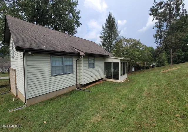 Photo 3 of Single family home for sale at 200 Highland View Dr, Knoxville, TN 37920 | MLS# 3596407 | Listing updated on 2026-09-20