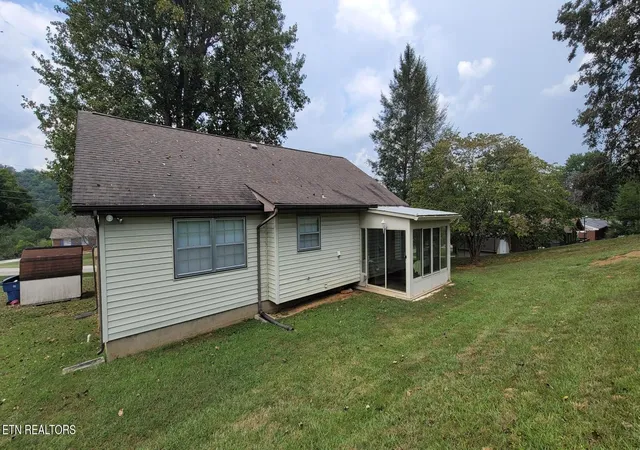 Photo 4 of Single family home for sale at 200 Highland View Dr, Knoxville, TN 37920 | MLS# 3596407 | Listing updated on 2026-09-20