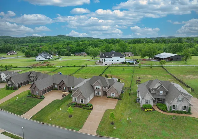 Photo 4 of Single family home for sale at 963 Luxborough Dr, Hendersonville, TN 37075 | MLS# 3596426 | Listing updated on 2026-09-20