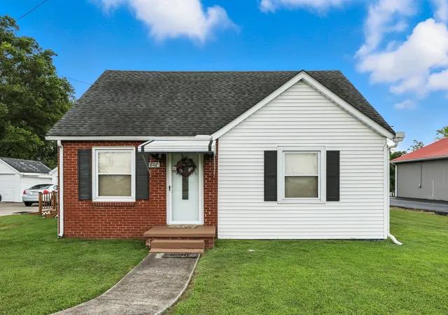 Single family home for sale at 807 S Main St, Elkton, KY 42220 | MLS# 3596451