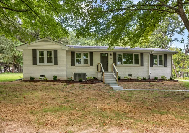 Photo 1 of Single family home for sale at 104 S Hummingbird Ln, Dickson, TN 37055 | MLS# 3599019 | Listing updated on 2026-10-08