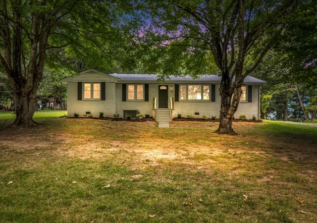 Photo 2 of Single family home for sale at 104 S Hummingbird Ln, Dickson, TN 37055 | MLS# 3599019 | Listing updated on 2026-10-08
