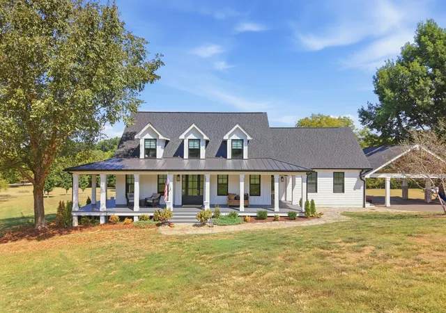 Photo 2 of Single family home for sale at 3613 Stonecreek Dr, Spring Hill, TN 37174 | MLS# 3598031 | Listing updated on 2026-10-11