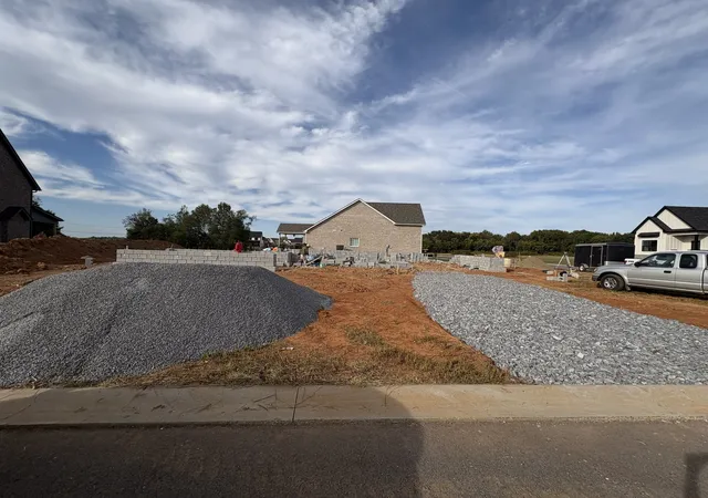 Photo 2 of Single family home for sale at 190 Aspen Pine Dr, Clarksville, TN 37043 | MLS# 3597124 | Listing updated on 2026-10-10