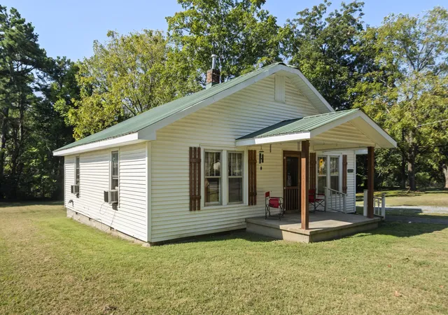 Photo 3 of Single family home for sale at 2022 Highway 47 E, Dickson, TN 37055 | MLS# 3597942 | Listing updated on 2026-10-09