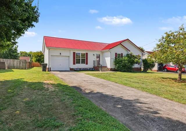 Photo 1 of Single family home for sale at 1612 London Dr, Columbia, TN 38401 | MLS# 3611962 | Listing updated on 2026-10-06