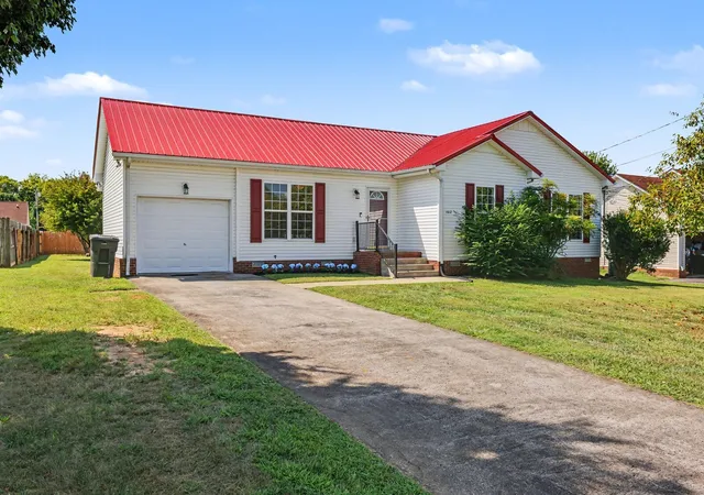 Photo 2 of Single family home for sale at 1612 London Dr, Columbia, TN 38401 | MLS# 3611962 | Listing updated on 2026-10-06