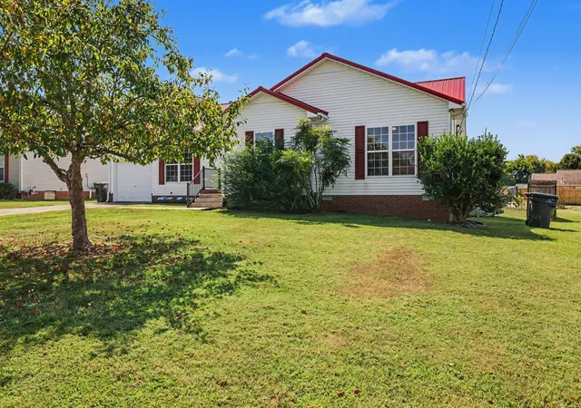 Photo 3 of Single family home for sale at 1612 London Dr, Columbia, TN 38401 | MLS# 3611962 | Listing updated on 2026-10-06