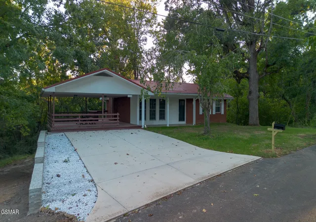 Photo 2 of Sale Pending at 1072 Sunset Cir, Newport, TN 37821 | MLS# 3596921 | Listing updated on 2026-09-21