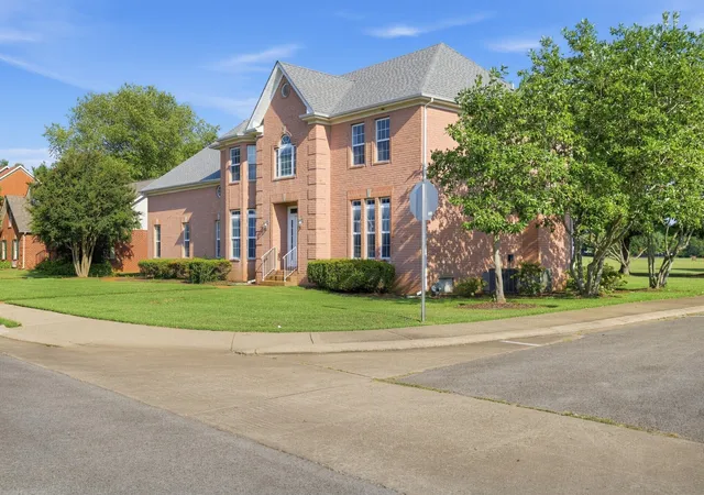 Photo 3 of Single family home for sale at 2326 Amber Glen Dr, Murfreesboro, TN 37128 | MLS# 3597317 | Listing updated on 2026-10-22