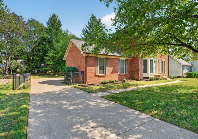 Photo 3 of Single family home for sale at 1307 Barbara Dr, Clarksville, TN 37043 | MLS# 3597437 | Listing updated on 2026-09-23
