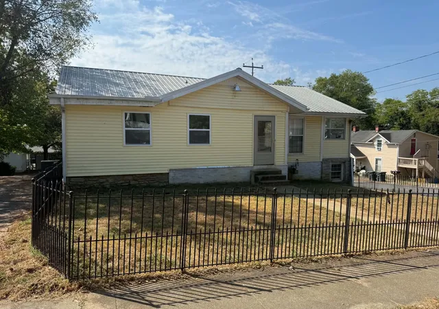 Photo 1 of Sale Pending at 301 Green St, Fayetteville, TN 37334 | MLS# 3597817 | Listing updated on 2026-09-24