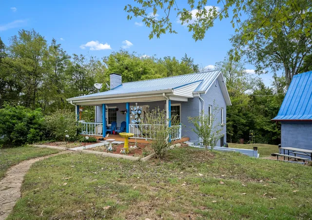 Photo 2 of Single family home for sale at 404 Old Nashville Dirt Rd, Shelbyville, TN 37160 | MLS# 3597248 | Listing updated on 2026-09-25