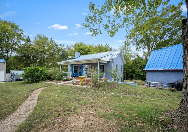 Photo 3 of Single family home for sale at 404 Old Nashville Dirt Rd, Shelbyville, TN 37160 | MLS# 3597248 | Listing updated on 2026-09-25