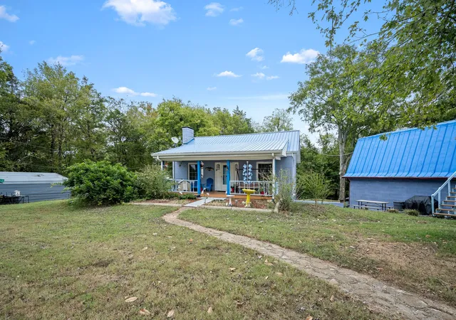 Photo 3 of Single family home for sale at 404 Old Nashville Dirt Rd, Shelbyville, TN 37160 | MLS# 3597248 | Listing updated on 2026-09-25