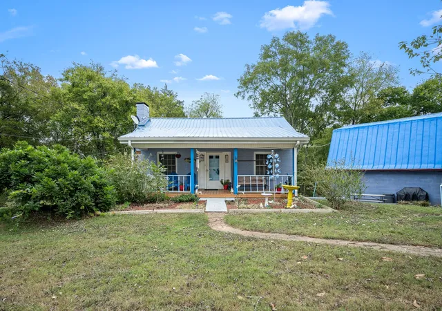 Photo 4 of Single family home for sale at 404 Old Nashville Dirt Rd, Shelbyville, TN 37160 | MLS# 3597248 | Listing updated on 2026-09-25