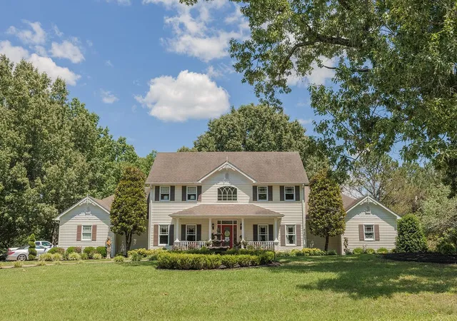 Photo 1 of Single family home for sale at 200 Nalonna Dr, Paris, TN 38242 | MLS# 3597240 | Listing updated on 2026-09-22