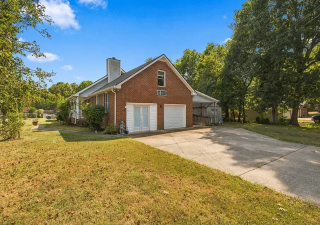 Photo 3 of Single family home for sale at 301 Carlton Pl, Goodlettsville, TN 37072 | MLS# 3598006 | Listing updated on 2026-09-23