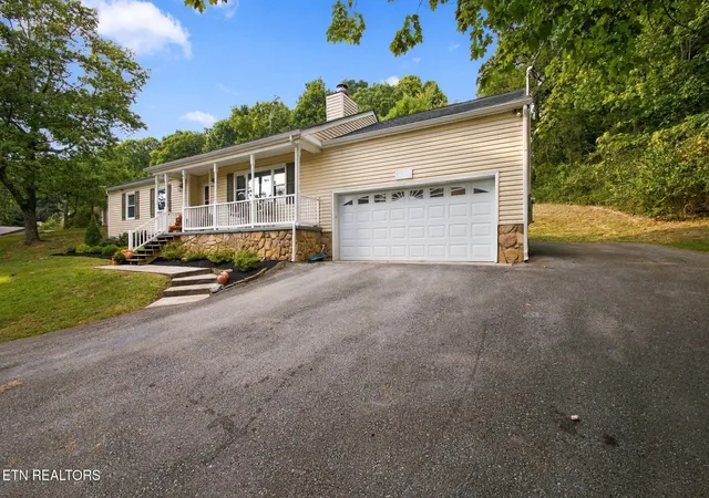 Photo 2 of Single family home for sale at 6130 Grove Dr, Knoxville, TN 37918 | MLS# 3597378 | Listing updated on 2026-09-22