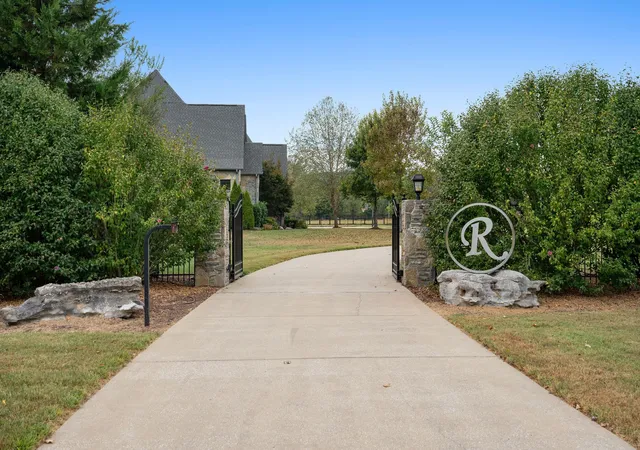 Photo 2 of Mansion for sale at 4735 Peytonsville Rd, Franklin, TN 37064 | MLS# 3598388 | Listing updated on 2026-10-07