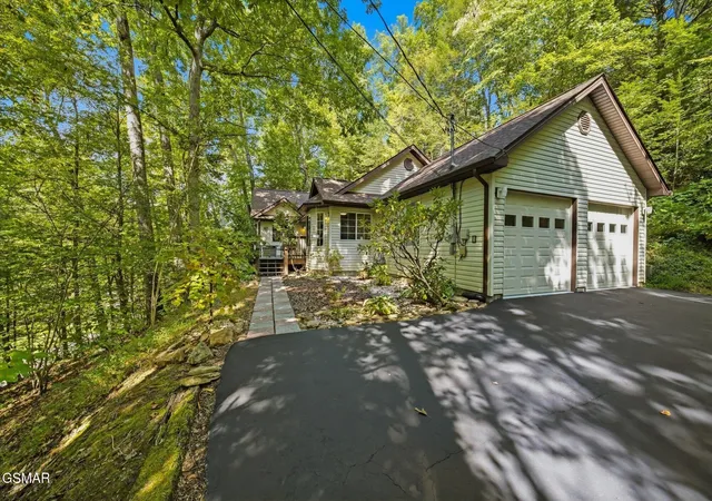 Photo 1 of Single family home for sale at 688 Ownby Dr, Gatlinburg, TN 37738 | MLS# 3597390 | Listing updated on 2026-09-28