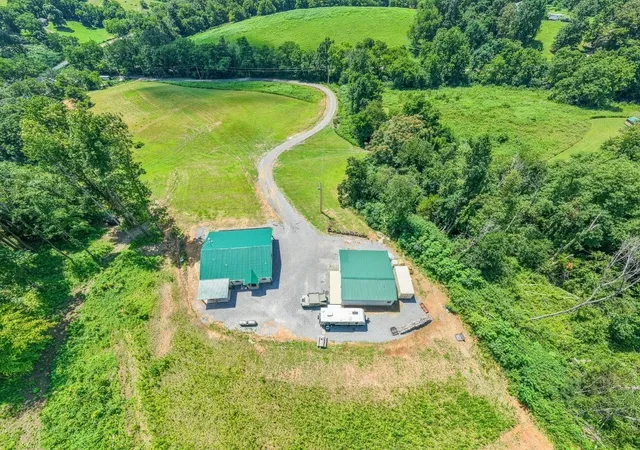 Photo 2 of Single family home for sale at 557 Ward Holw Rd, Shelbyville, TN 37160 | MLS# 3598439 | Listing updated on 2026-09-24