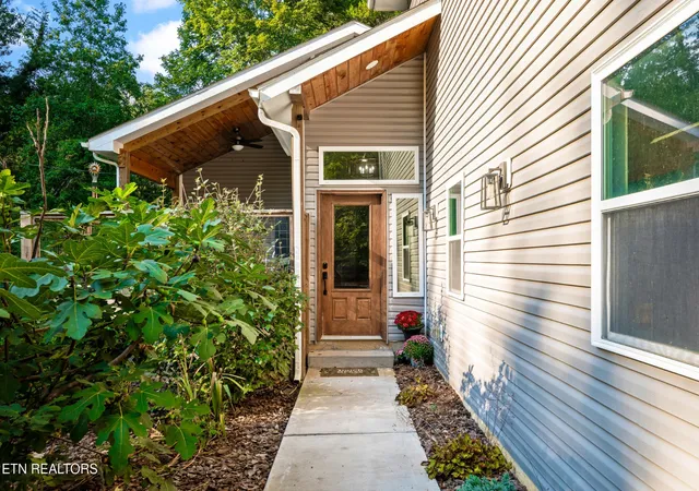 Photo 3 of Single family home for sale at 4331 Cabbage Dr, Knoxville, TN 37938 | MLS# 3597502 | Listing updated on 2026-10-08