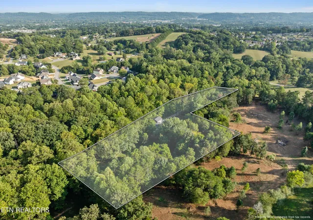 Photo 3 of Single family home for sale at 4331 Cabbage Dr, Knoxville, TN 37938 | MLS# 3597502 | Listing updated on 2026-10-08