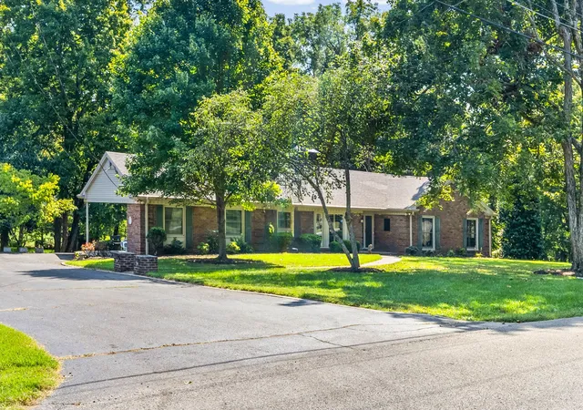 Photo 1 of Single family home for sale at 612 Deepwood Dr, Hopkinsville, KY 42240 | MLS# 3597684 | Listing updated on 2026-09-22