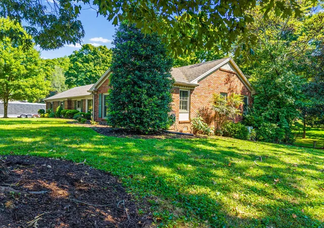 Photo 2 of Single family home for sale at 612 Deepwood Dr, Hopkinsville, KY 42240 | MLS# 3597684 | Listing updated on 2026-09-22