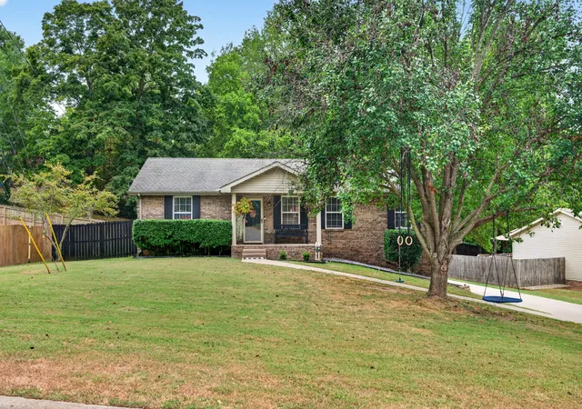 Photo 2 of Single family home for sale at 1252 Cottonwood Dr, Clarksville, TN 37040 | MLS# 3598311 | Listing updated on 2026-09-25