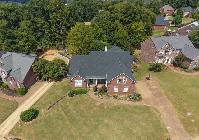 Photo 2 of Single family home for sale at 104 Windham Dr, Hendersonville, TN 37075 | MLS# 3597745 | Listing updated on 2026-10-02