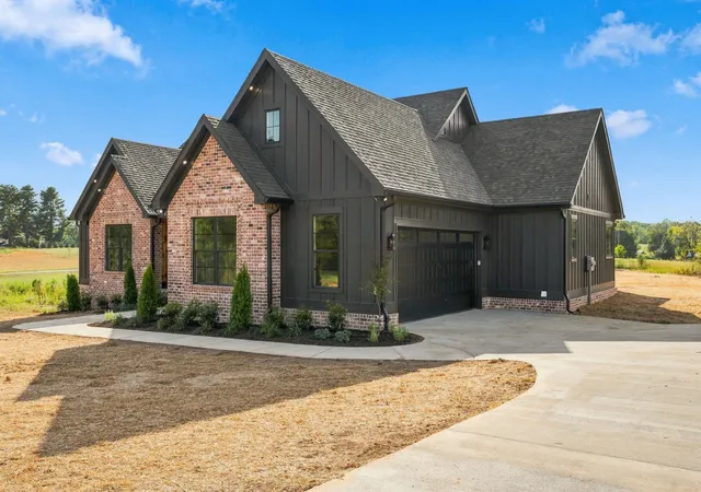 Photo 4 of Single family home for sale at 2264 Hogan Rd, Burns, TN 37029 | MLS# 3597869 | Listing updated on 2026-10-04
