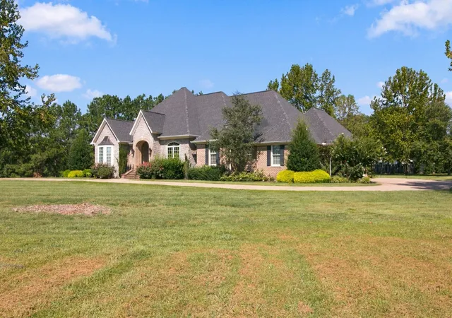 Photo 2 of Single family home for sale at 110 Fieldstone Dr, Paris, TN 38242 | MLS# 3597763 | Listing updated on 2026-09-23
