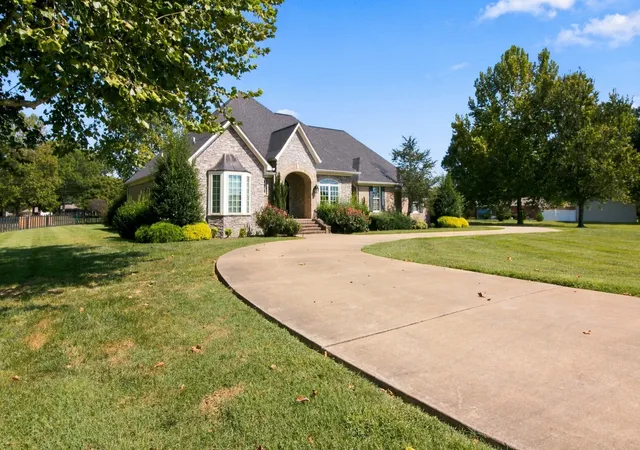 Photo 3 of Single family home for sale at 110 Fieldstone Dr, Paris, TN 38242 | MLS# 3597763 | Listing updated on 2026-09-23