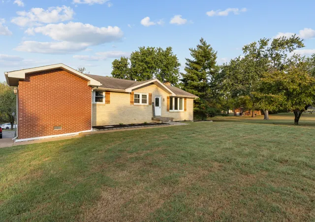 Photo 3 of Single family home for sale at 147 Lake Ter Dr, Hendersonville, TN 37075 | MLS# 3599358 | Listing updated on 2026-09-25