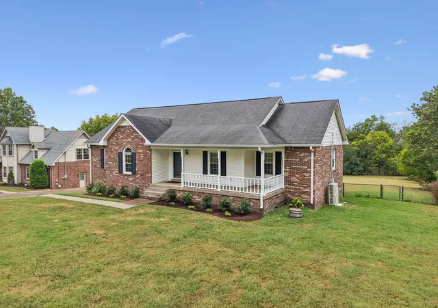 Single family home for sale at 1017 Newmans Trl, Hendersonville, TN 37075 | MLS# 3601337